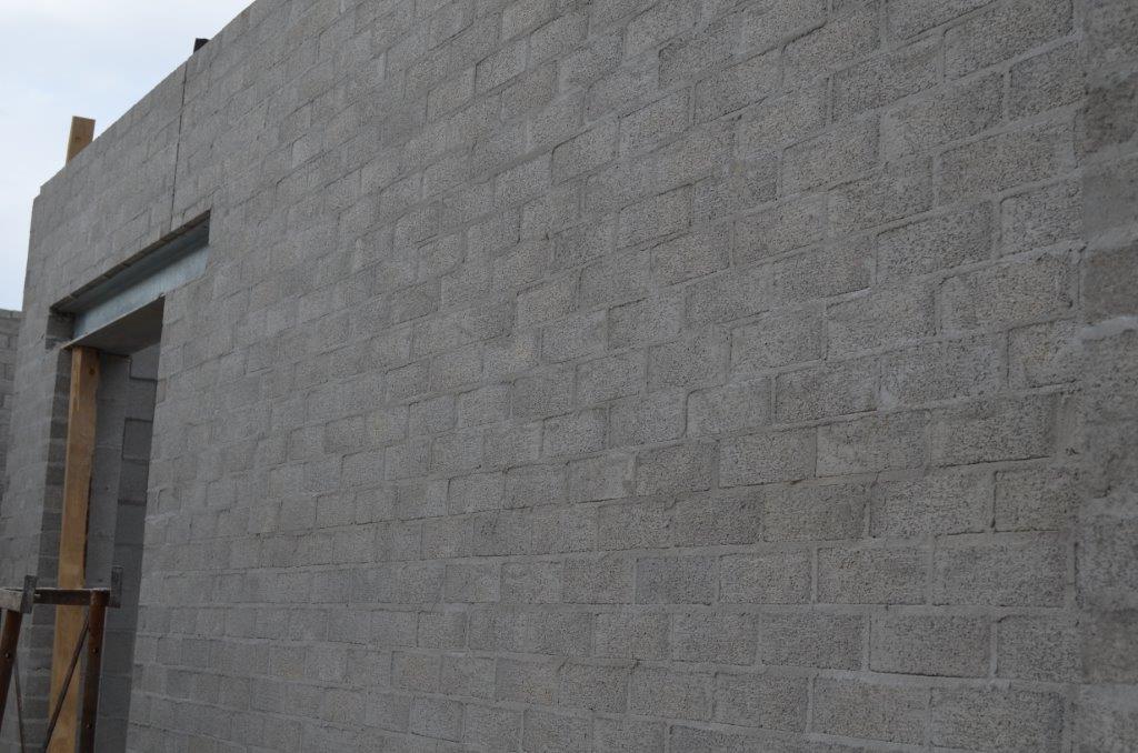 Стена из бетонного кирпича